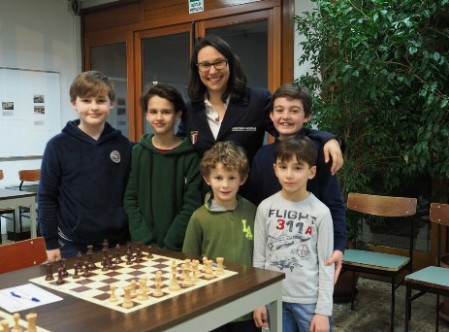 Marina Brunello con i piccoli allievi della Scuola